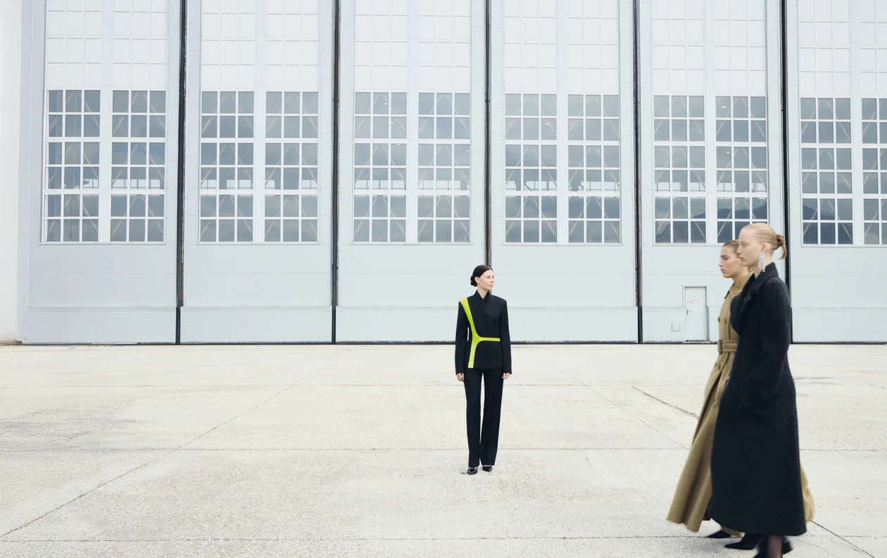 &#x41d;&#x430; &#x418;&#x440;&#x438;&#x43d;&#x435; &#x421;&#x435;&#x43c;&#x435;&#x43d;&#x43e;&#x432;&#x43e;&#x439; (&#x437;&#x434;&#x435;&#x441;&#x44c; &#x438; &#x434;&#x430;&#x43b;&#x435;&#x435;): &#x43d;&#x43e;&#x432;&#x430;&#x44f; &#x444;&#x43e;&#x440;&#x43c;&#x430; &#x431;&#x43e;&#x440;&#x442;&#x43f;&#x440;&#x43e;&#x432;&#x43e;&#x434;&#x43d;&#x438;&#x43a;&#x43e;&#x432; S7 Airlines. &#x41d;&#x430; &#x43c;&#x43e;&#x434;&#x435;&#x43b;&#x44f;&#x445; &#x441;&#x43b;&#x435;&#x432;&#x430; &#x43d;&#x430;&#x43f;&#x440;&#x430;&#x432;&#x43e;. &#x41d;&#x430; &#x42e;&#x43b;&#x435;: &#x43f;&#x430;&#x43b;&#x44c;&#x442;&#x43e;, GIANFRANCO FERR&#xc9;, &#x442;&#x443;&#x444;&#x43b;&#x438;, CHANEL, &#x432;&#x441;&#x435; VINTAGE VOYAGE. &#x41d;&#x430; &#x410;&#x43b;&#x438;&#x43d;&#x435;: &#x43f;&#x430;&#x43b;&#x44c;&#x442;&#x43e;, CHANEL, VINTAGE VOYAGE; &#x442;&#x443;&#x444;&#x43b;&#x438;, ALBERTA FERRETTI, BOSCO; &#x43a;&#x43e;&#x43b;&#x433;&#x43e;&#x442;&#x43a;&#x438;, CALZEDONIA; &#x441;&#x435;&#x440;&#x44c;&#x433;&#x438;, MANGO