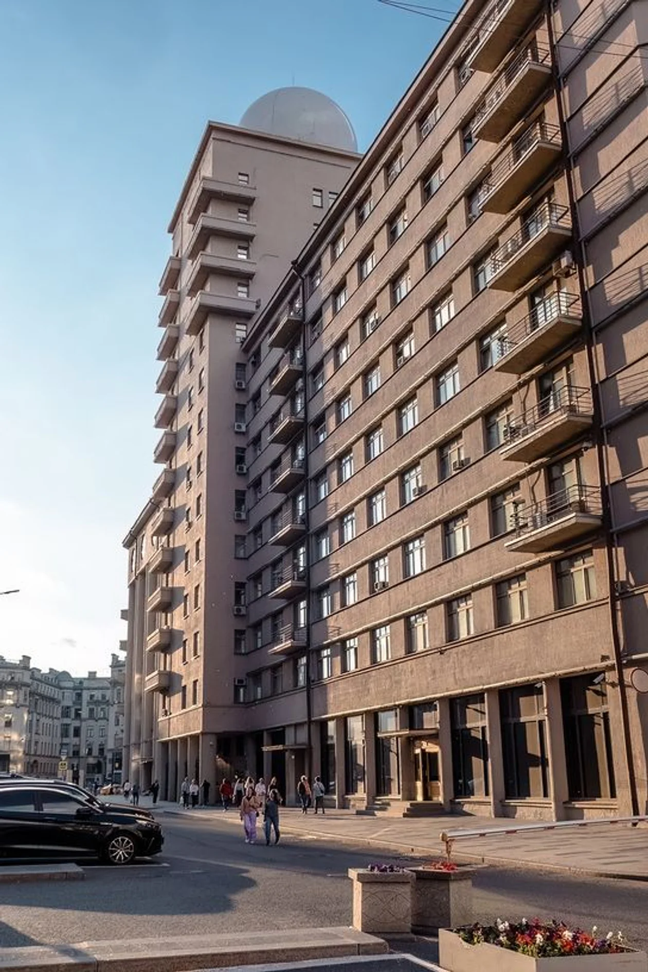 <span style="background-color:transparent;color:#000000;font-family:Arial,sans-serif;">&#x414;&#x43e;&#x43c; &#x43e;&#x431;&#x449;&#x435;&#x441;&#x442;&#x432;&#x430; &#x201c;&#x414;&#x438;&#x43d;&#x430;&#x43c;&#x43e;&#x201d;, 1930 &#x433;&#x43e;&#x434;, &#x430;&#x440;&#x445;&#x438;&#x442;&#x435;&#x43a;&#x442;&#x43e;&#x440;&#x44b; &#x418;. &#x410;. &#x424;&#x43e;&#x43c;&#x438;&#x43d;, &#x410;. &#x42f;. &#x41b;&#x430;&#x43d;&#x433;&#x43c;&#x430;&#x43d;. &#x424;&#x43e;&#x442;&#x43e;: </span><span style="background-color:rgb(255,255,255);color:rgb(102,102,102);font-family:arial, helvetica, clean, sans-serif;font-size:13px;">&#xa9; &#x41a;&#x43e;&#x43d;&#x441;&#x442;&#x430;&#x43d;&#x442;&#x438;&#x43d; &#x413;&#x440;&#x438;&#x433;&#x43e;&#x440;&#x44c;&#x435;&#x432; / &#x424;&#x43e;&#x442;&#x43e;&#x431;&#x430;&#x43d;&#x43a; &#x41b;&#x43e;&#x440;&#x438;</span>