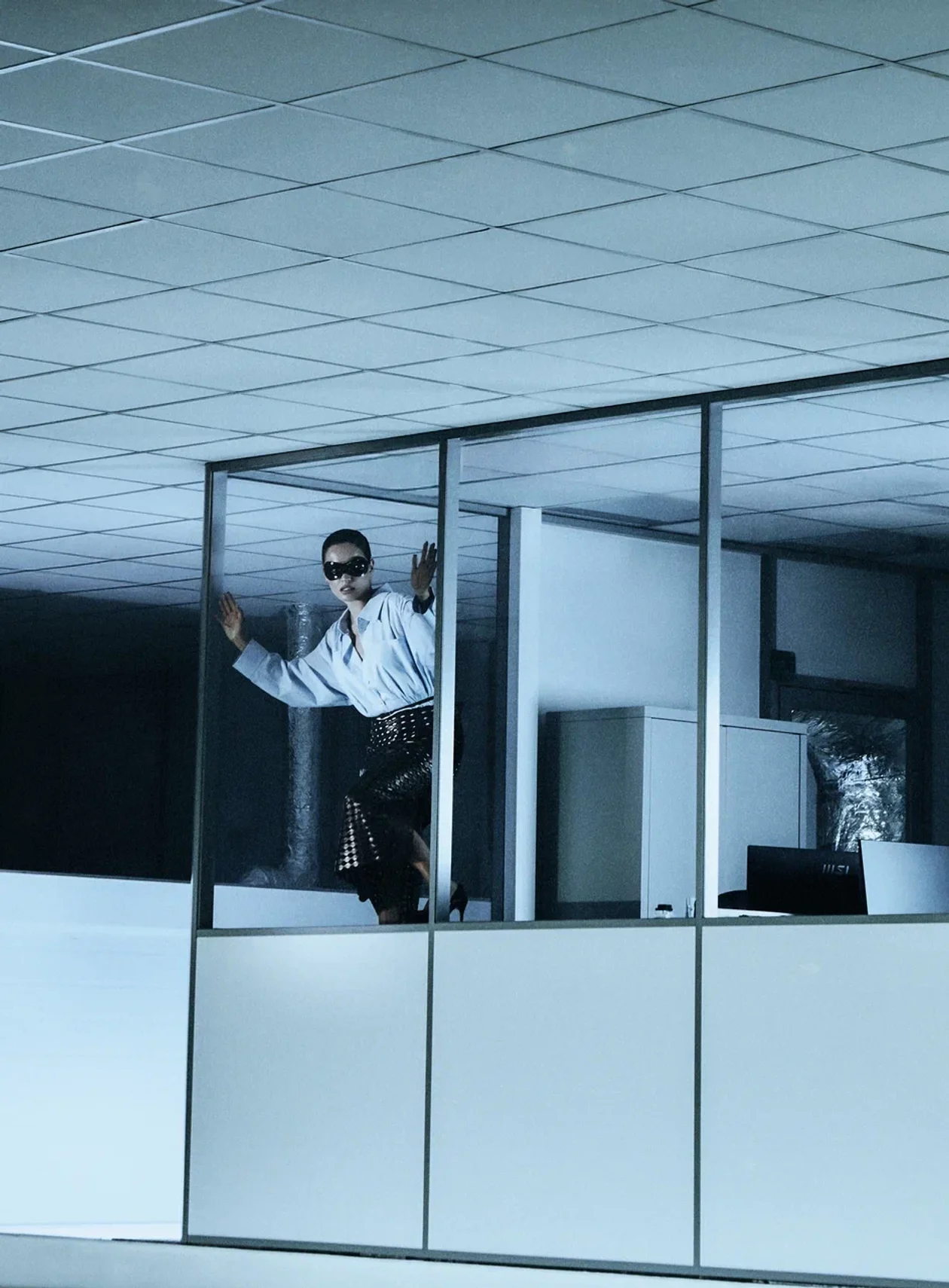 Где: производство медицинских изделий «ГемаТех». На Юлии: рубашка и юбка, Ruban; туфли, Ekonika Premium; маска, Ouroboros специально для шоу «Где-то в ретро»