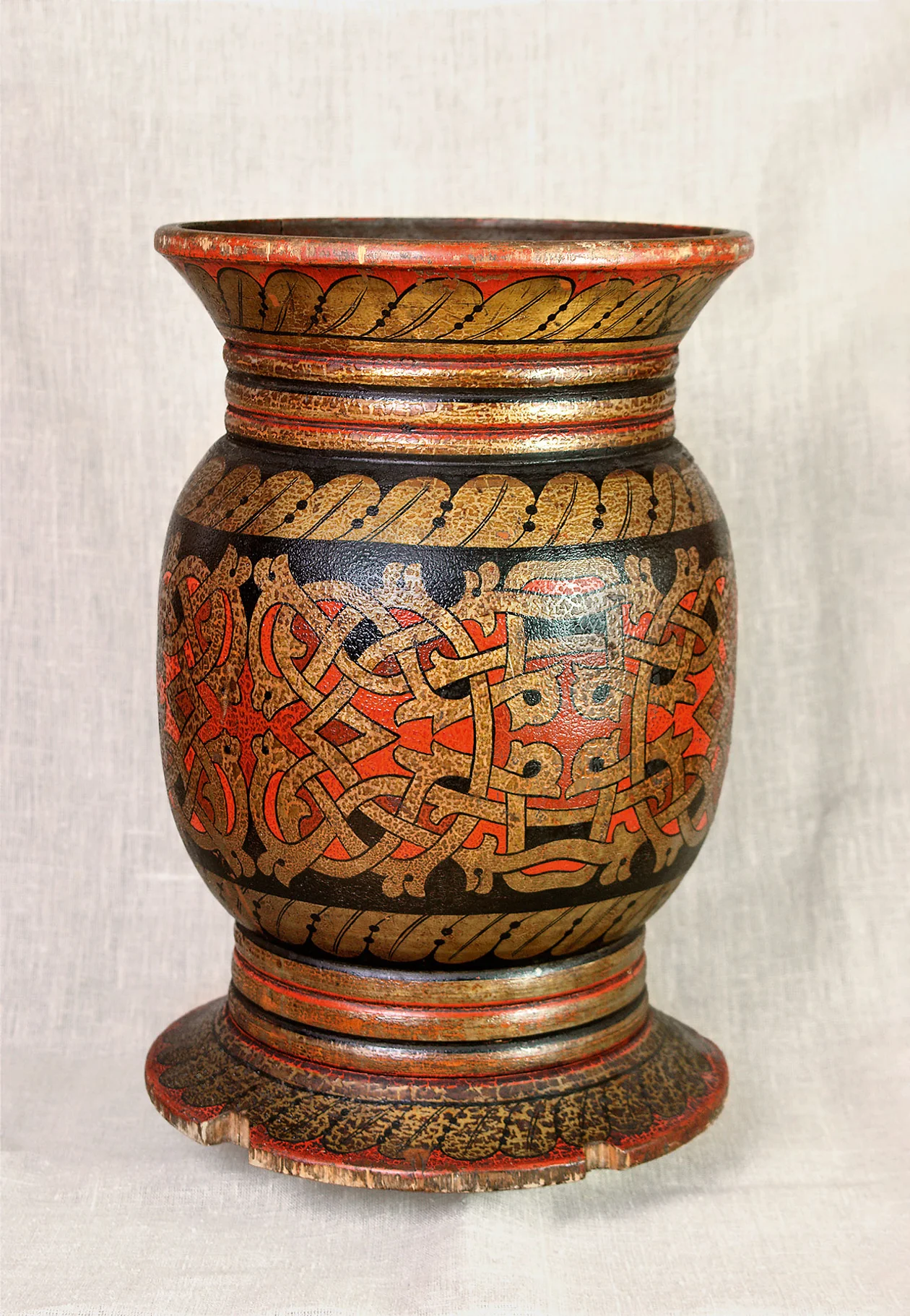 &#x412;&#x430;&#x437;&#x430; &#x441; &#x443;&#x437;&#x43e;&#x440;&#x43e;&#x43c; &#xab;&#x43f;&#x435;&#x440;&#x435;&#x43f;&#x43b;&#x435;&#x442;&#xbb;. &#x425;&#x443;&#x434;&#x43e;&#x436;&#x43d;&#x438;&#x43a; &#x41f;. &#x418;. &#x411;&#x43e;&#x440;&#x43e;&#x43d;&#x438;&#x43d;, 1893