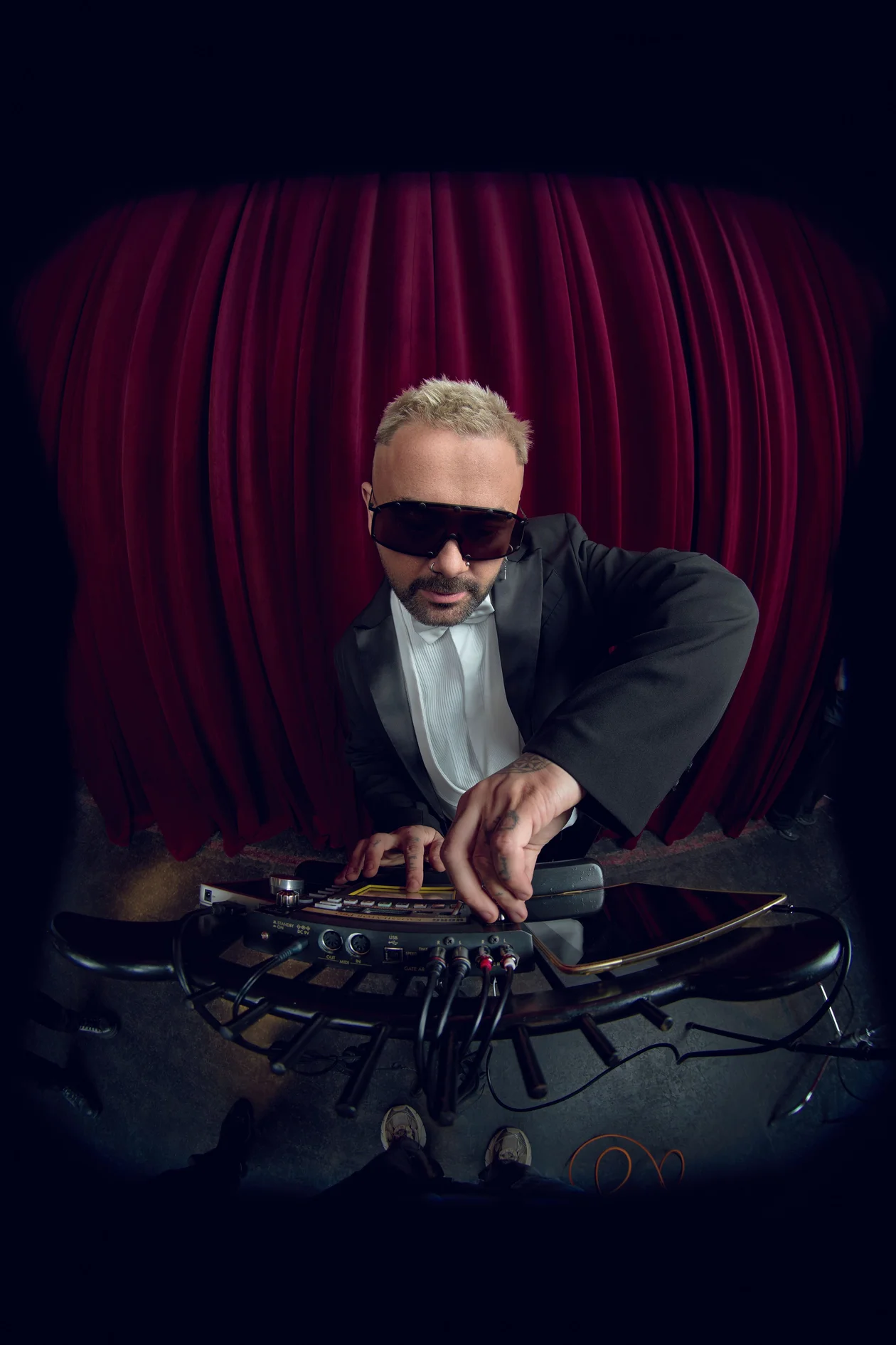 Смокинг, PAL ZILERI; сорочка, GIORGIO ARMANI; очки, RICK OWENS.