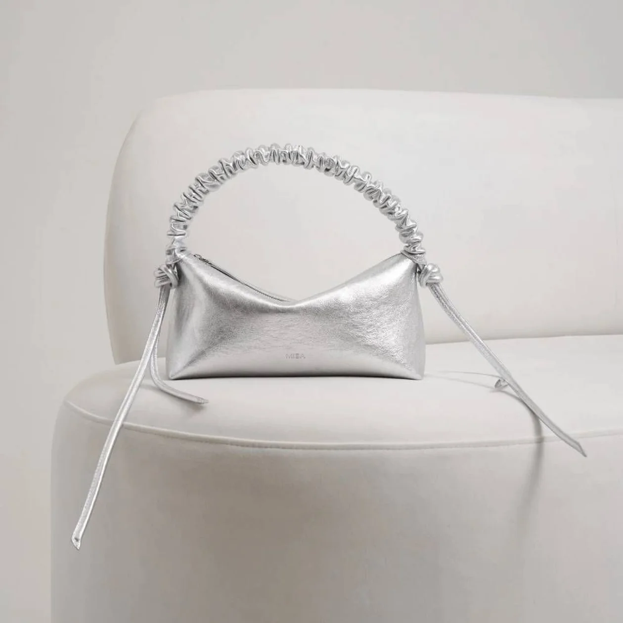 <a href="https://misa-bags.com/catalog/tproduct/299954068-602083740891-banana-mini-silver-metallic">MISA</a>