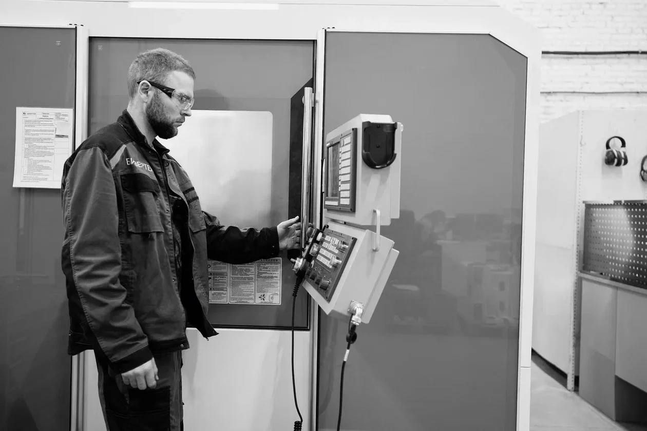 Роман Рожков: «Мы начинали с 40-метрового гаража на юге Москвы, а сейчас наши производственные площади достигли 3000 кв. метров. И мы планируем расширяться. Однако «стартап-гараж» все еще арендуем —это наш талисман».