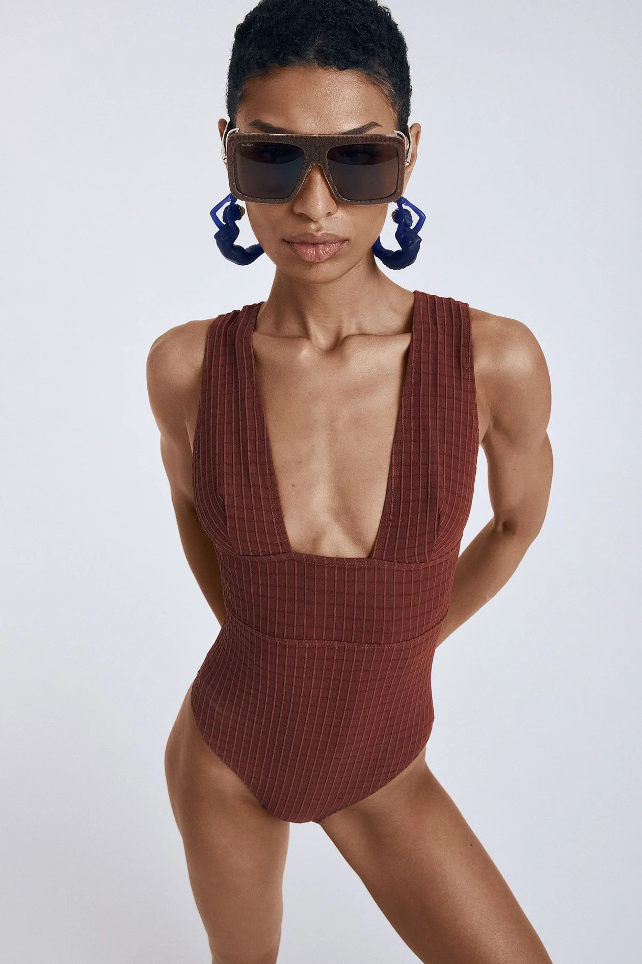 185 Купальник, LIVY, ESTELLE GALLERY; солнцезащитные очки, MAX MARA, серьги, ETRO, все BOSCO