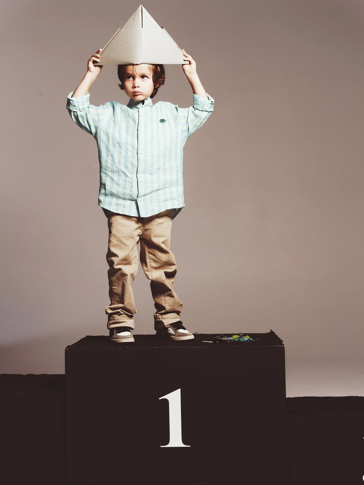 На Грише: рубашка, ETRO, брюки, IL GUFO, кеды, GOLDEN GOOSE, все ЦУМ