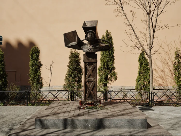 Памятник «Слепым слухачам», Петроградский район, Стрельнинская, 11
