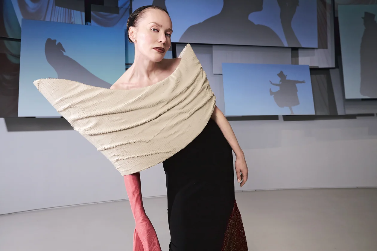 Платье, ILIA ARKHANGELSKII; мюли, ANANYAN