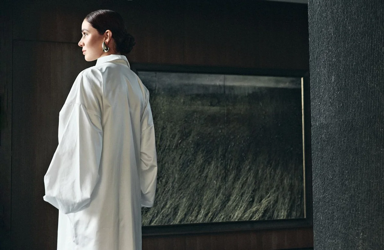 Хлопковое платье-рубашка, <strong>ALENA AKHMADULLINA</strong>; серьги, <strong>BOTTEGA VENETA</strong>.