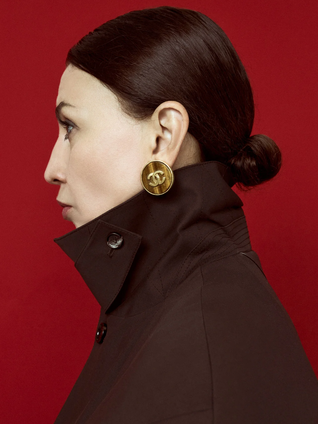 На Полине: тренч, BOTTEGA VENETA; серьги, CHANEL, VINTAGE VOYAGE