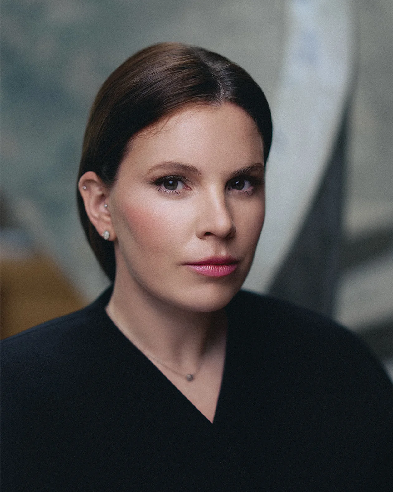 <span style="color:rgb(142,142,142);">В 17 лет Ревинская устроилась на работу в медиапроект The Village с окладом 35 000 рублей. Скопив денег, поехала с подругой на две недели в Италию — «смотреть искусство».</span>