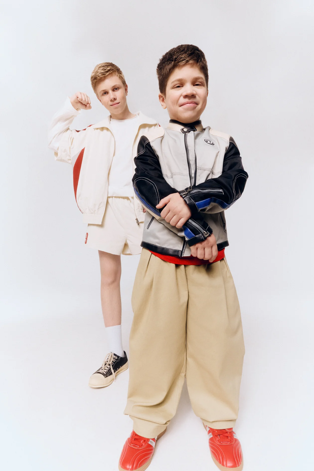<span style="background-color:transparent;color:#8e8e8e;">На Вове: куртка, Diesel, брюки, Dan Maralex, кроссовки, Adidas Originals, все «Кенгуру»; футболка Diesel, ЦУМ. На Тимофее: олимпийка и шорты, Arligent; лонгслив, MERÉ; кеды, Premiata, No One; носки, Calzedonia.</span>