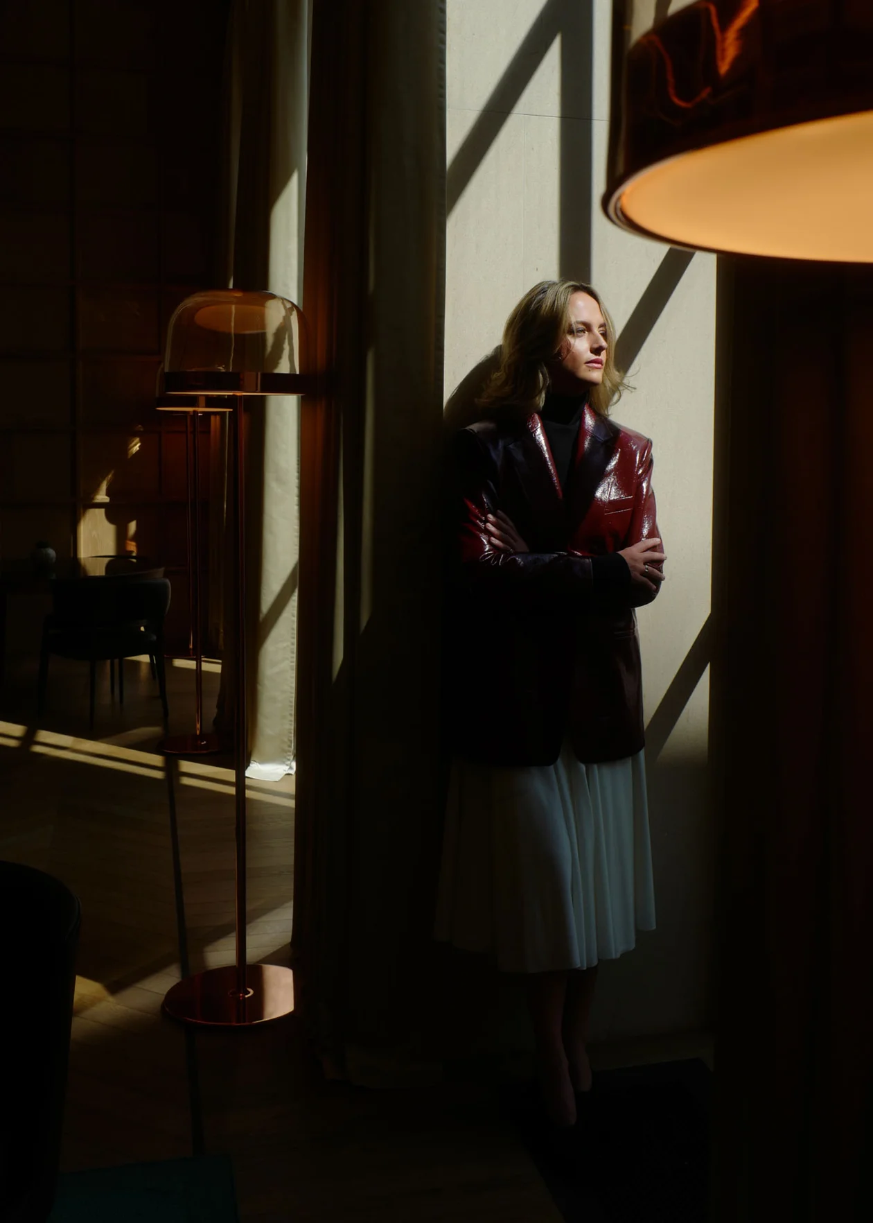 На Александре – пиджак, THE ANDAMANE, ЦУМ; боди, GIA STUDIOS, REHABSHOP; юбка, PÍTKINA; туфли, ACNE STUDIOS 