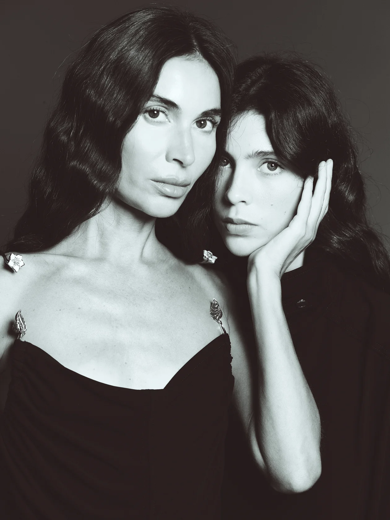 На Оксане: платье, BOTTEGA VENETA, ЦУМ. На Варваре: плащ, TOTEME, ЦУМ