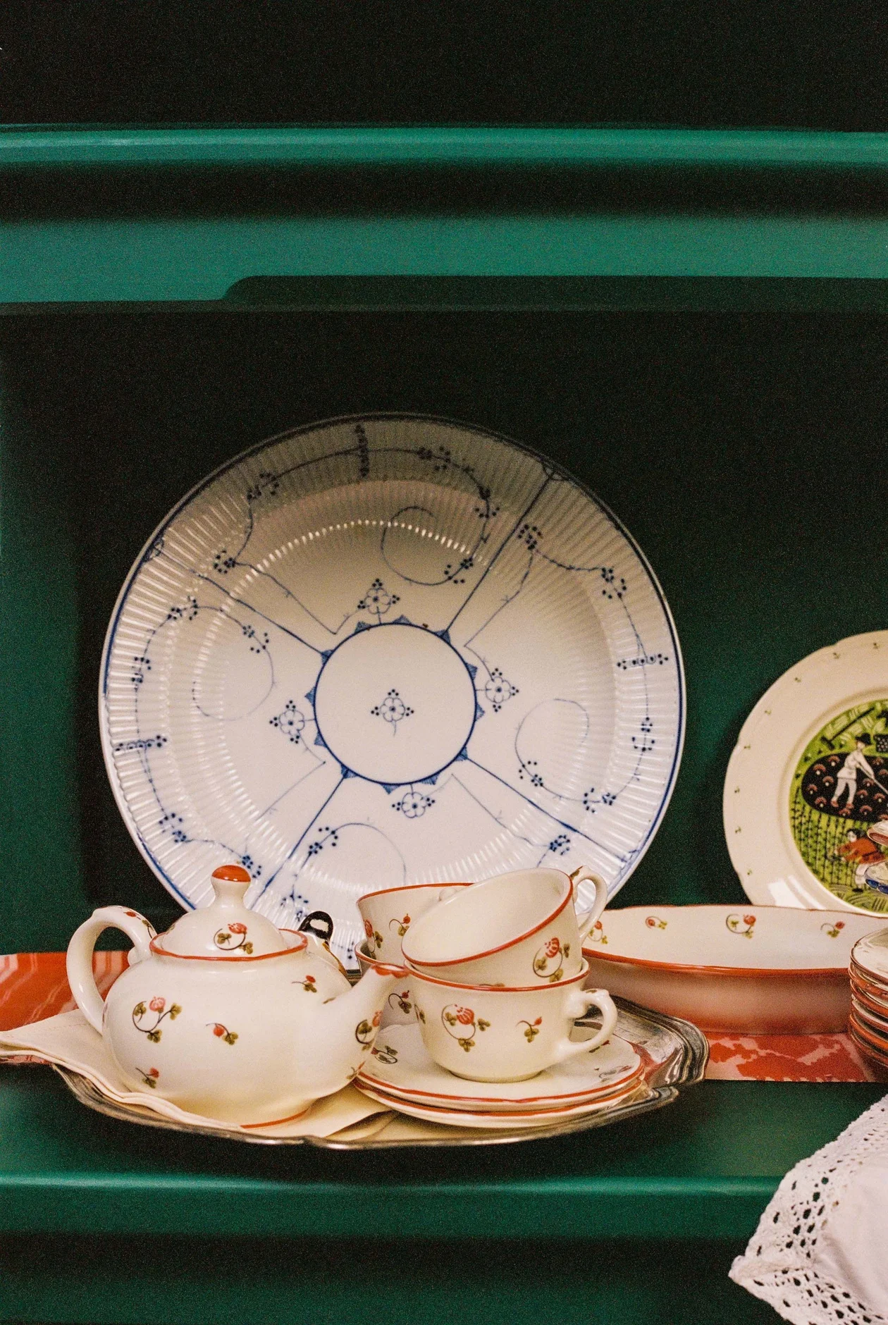 Чайный сервиз «Шиповник» и антикварное блюдо Кузнецовского фарфорового завода