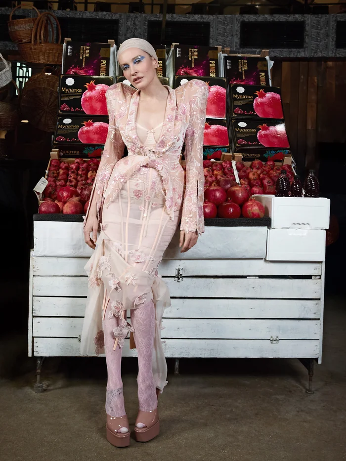 Костюм, DIMA SHIPULIN; туфли, PARIS TEXAS, ЦУМ; колготки, надетые как головной убор, VALENTINO
