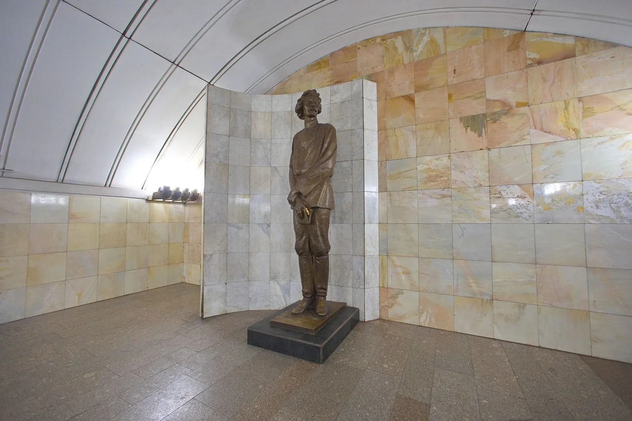 «Чеховскую» (1987) украсили усадебные пейзажи в технике флорентийской мозаики по эскизам супругов Шорчевых и памятник Максиму Горькому