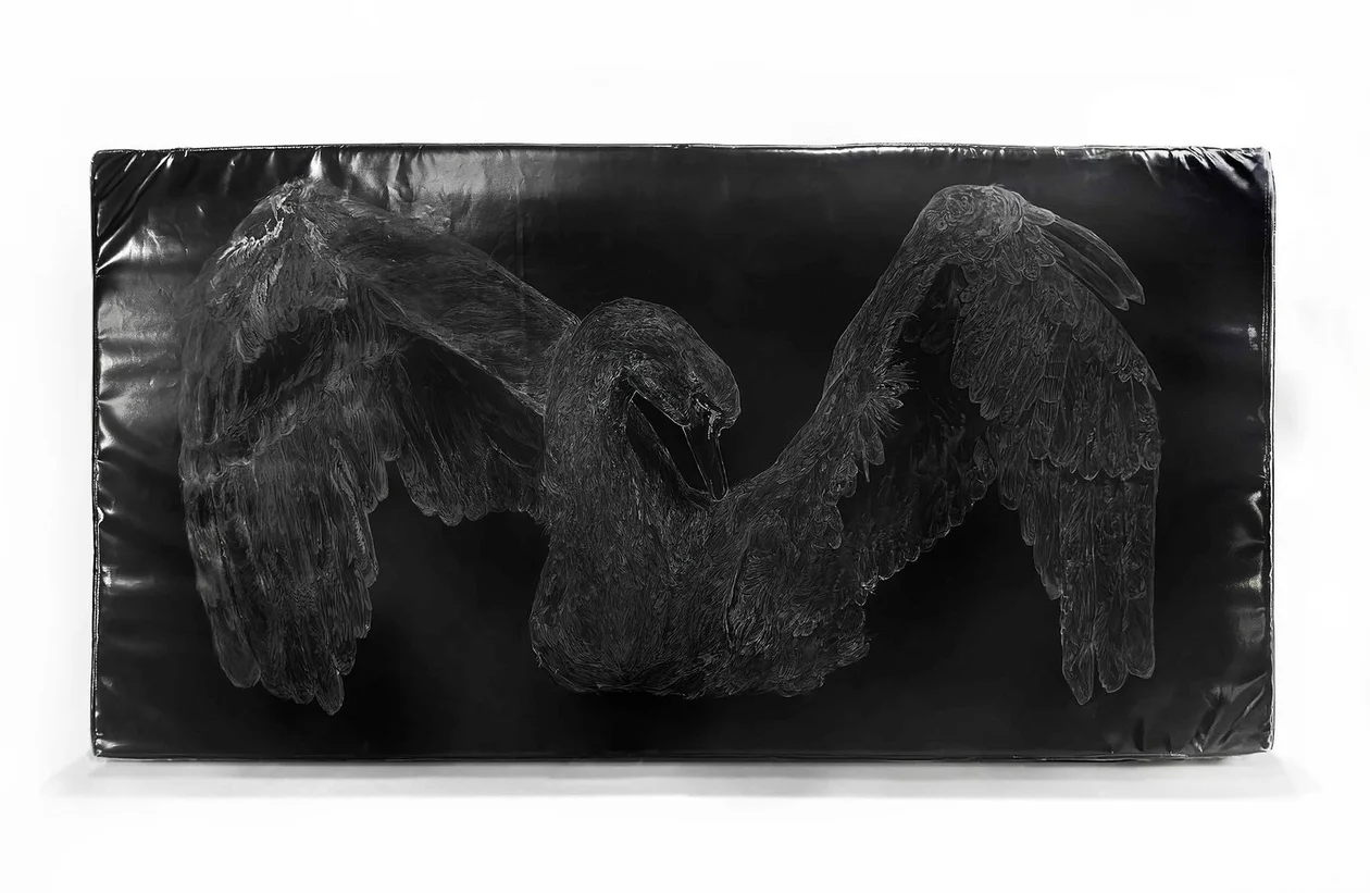 <span style="background-color:rgb(255,255,255);color:rgb(68,71,70);font-family:"Google Sans", Roboto, sans-serif;font-size:14px;">Полина Вайнер. Брейк. Спортивный мат, гравировка. 2025</span>