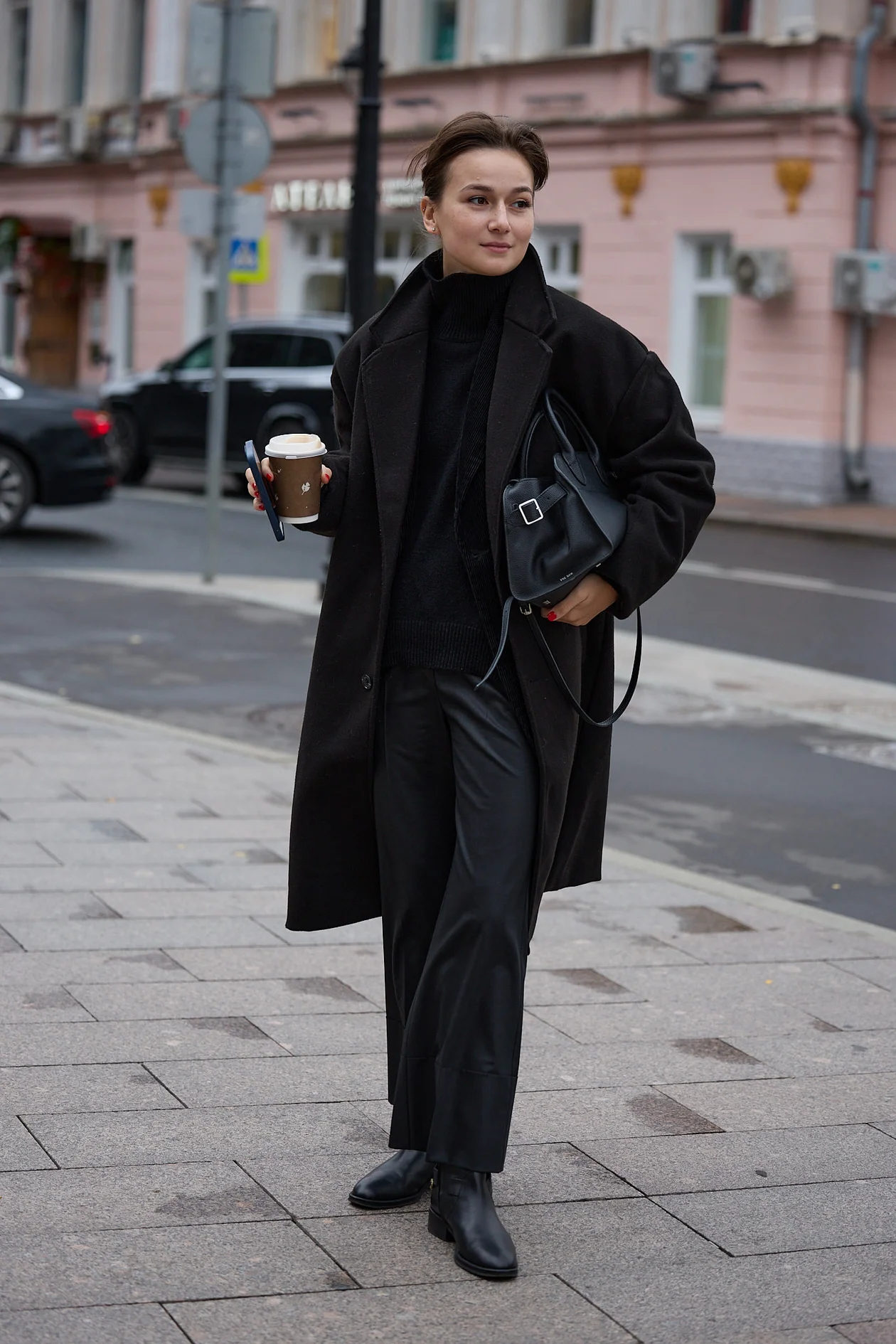 На Сабине винтажные пальто и пиджак, свитер 12storeez, брюки myseasons, сумка The Row, сапоги Chanel