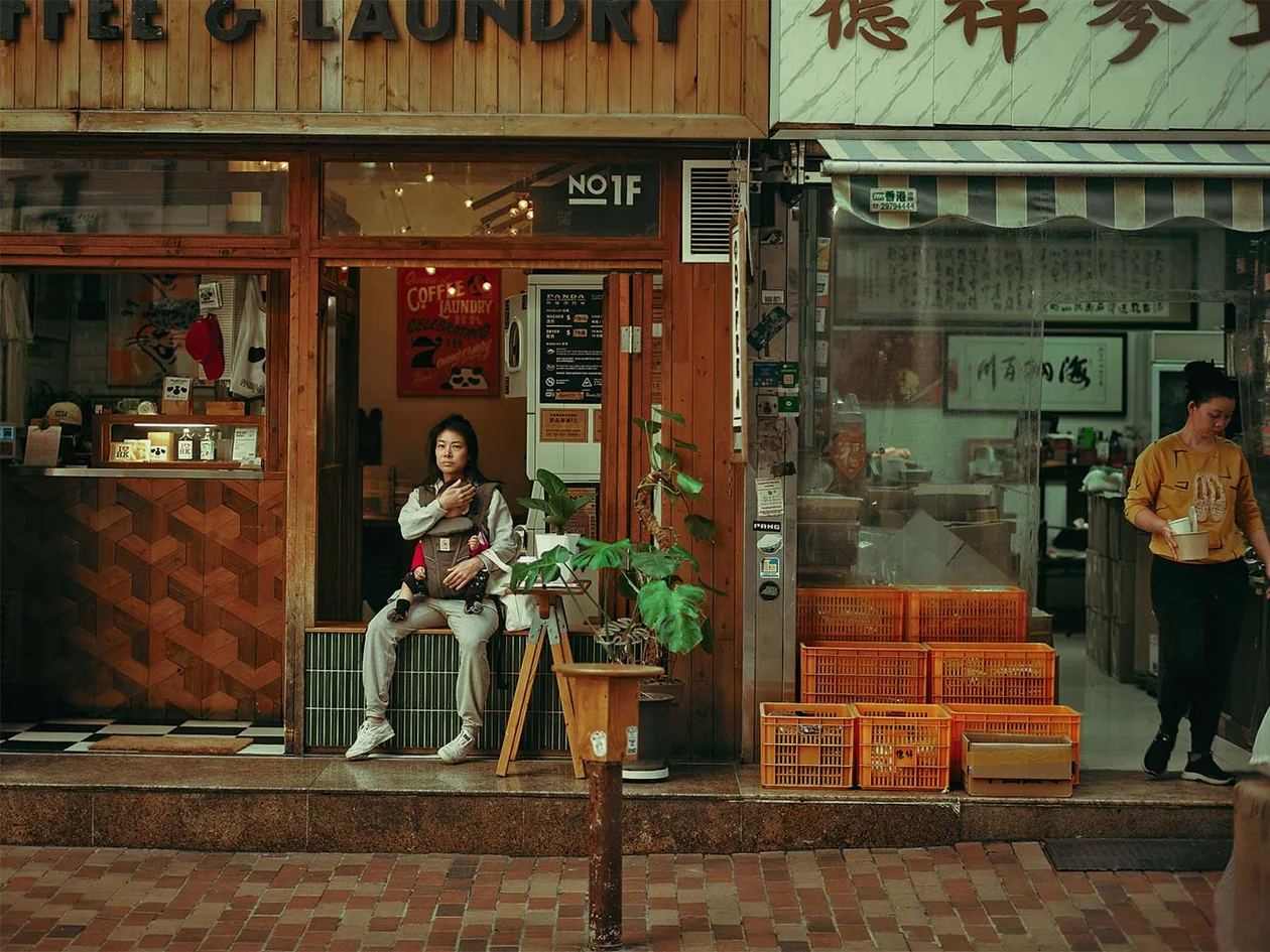 В городе процветают уличные рынки. Здесь есть Улица нефрита, Улица здоровой еды, куда надо ехать за сушеными гребешками и прочей экзотикой, и даже Улица игрушек