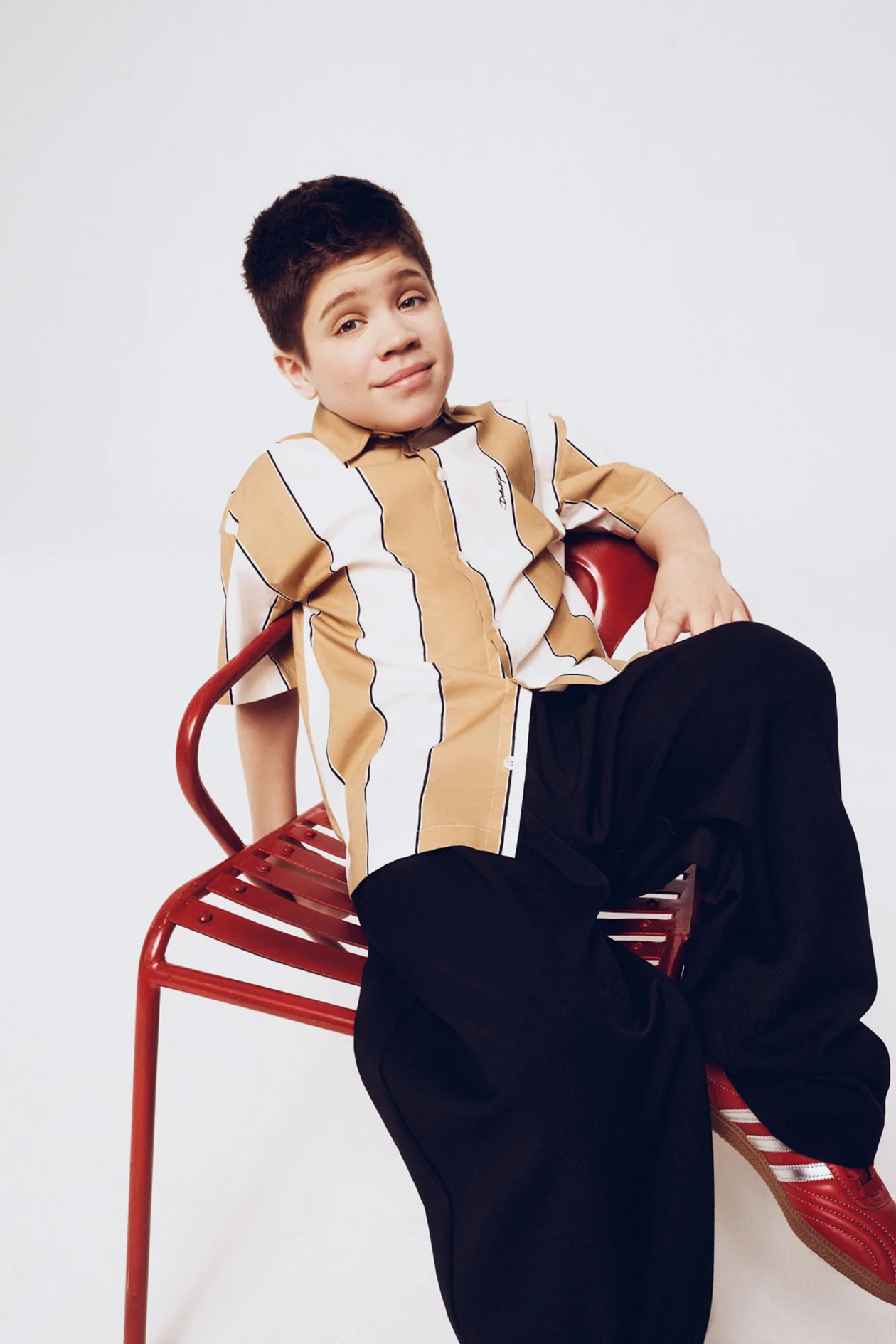 <span style="background-color:transparent;color:#8e8e8e;">Рубашка, Dolce &amp; Gabbana, брюки, Dan Maralex, крос­совки, Adidas Originals, все «Кенгуру».</span>