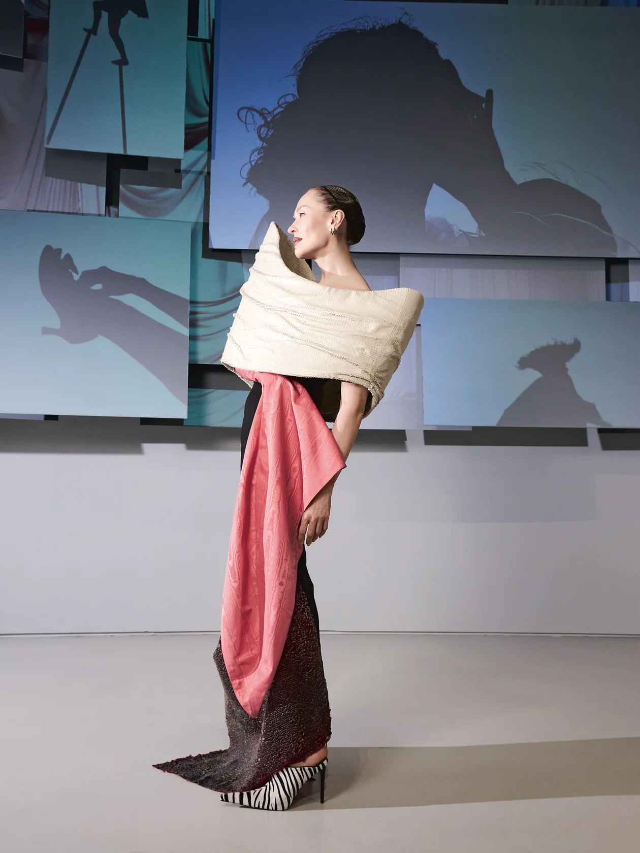 Платье, ILIA ARKHANGELSKII; мюли, ANANYAN