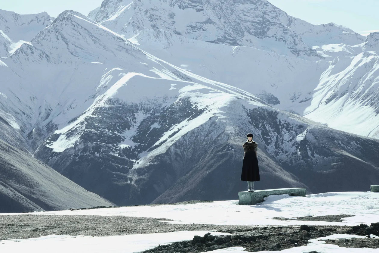 Жилет и юбка, Lesyanebo; горжетка, Luda Nikishina; туфли, «Авито»; колготки, Falke; кепи, Cocoshnick