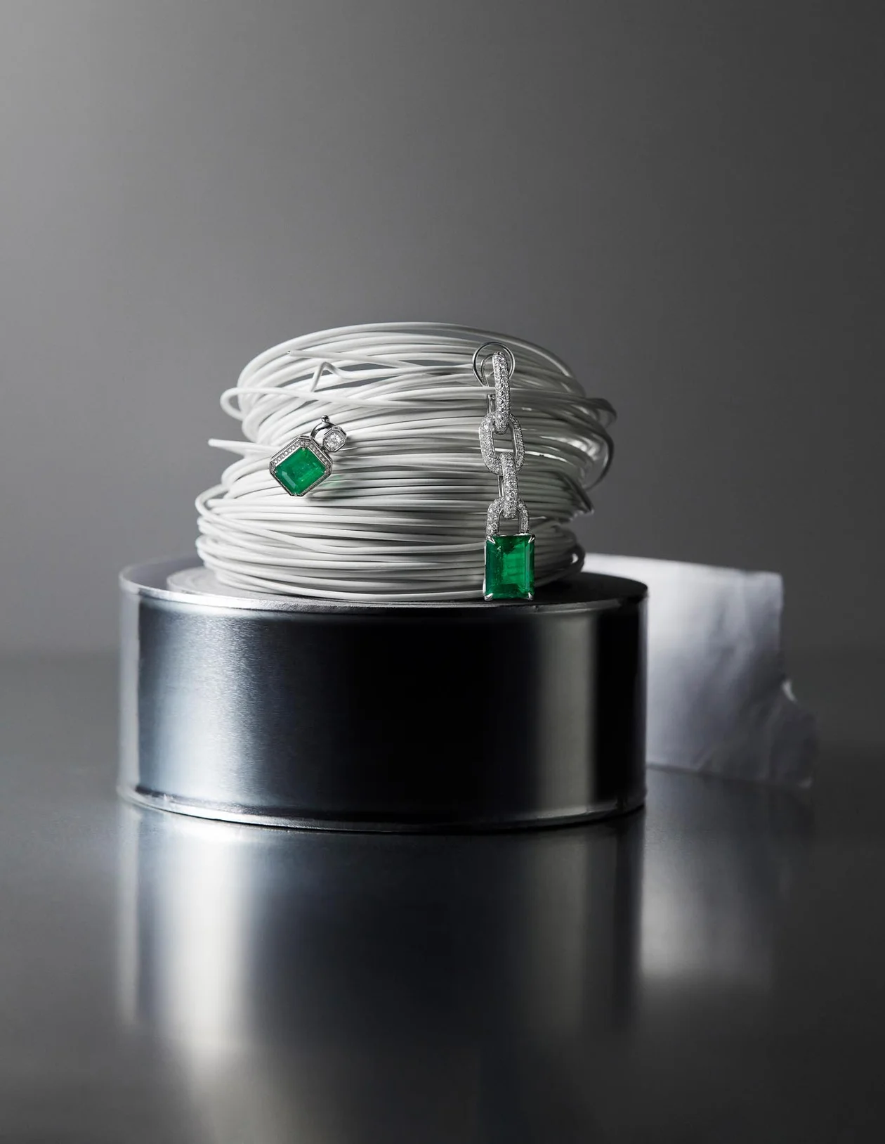 Серьга из белого золота с бриллиантами и изумрудом, коллекция Imperial, «RS 1912 Русские Самоцветы»; серьга-трансформер из белого золота с бриллиантами и изумрудом, Yana. 