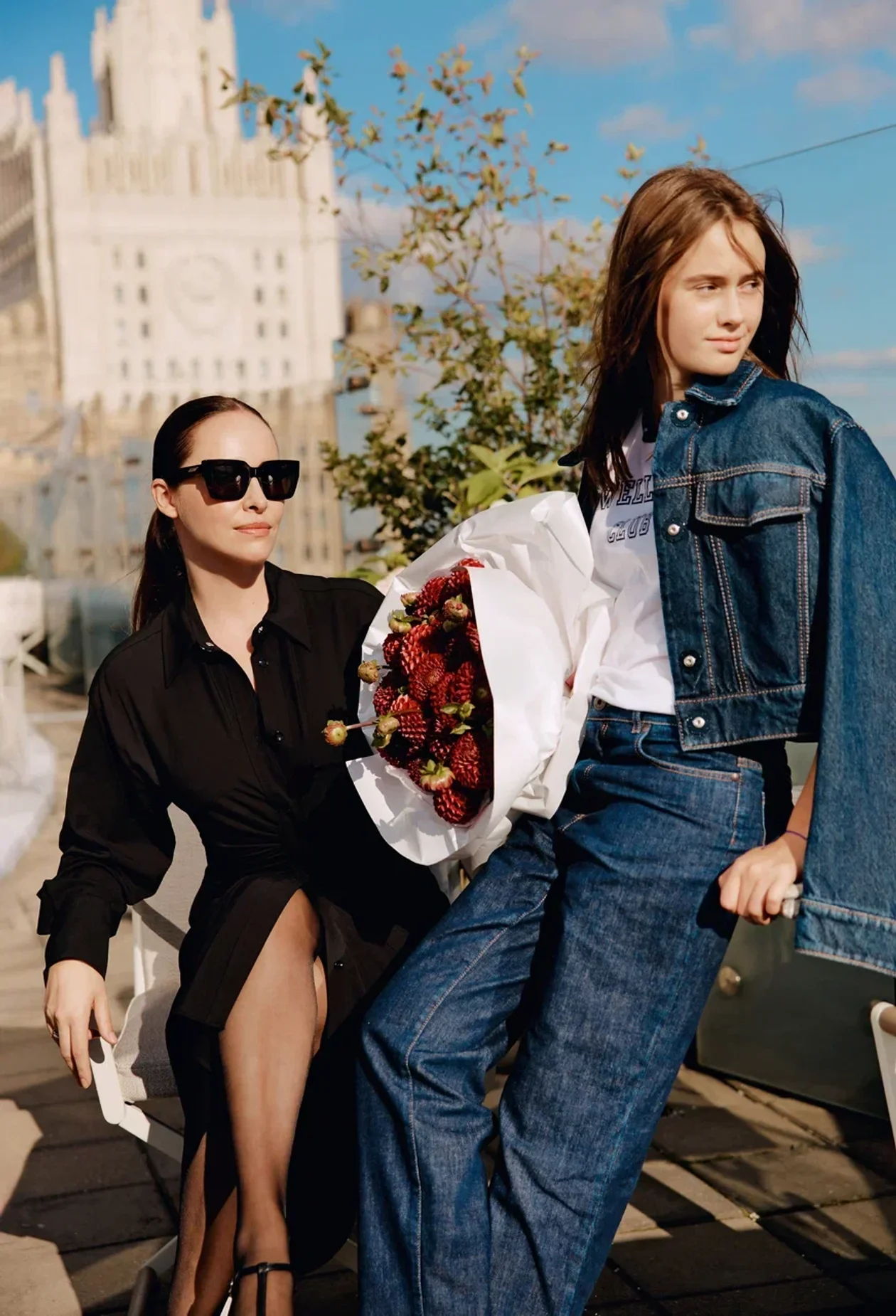 На Ирине: платье, SPORTMAX, BOSCO; колготки, CALZEDONIA. На Маше: жакет из денима и джинсы, SPORTMAX, BOSCO; футболка, SPORTY & RICH, «КЕНГУРУ»