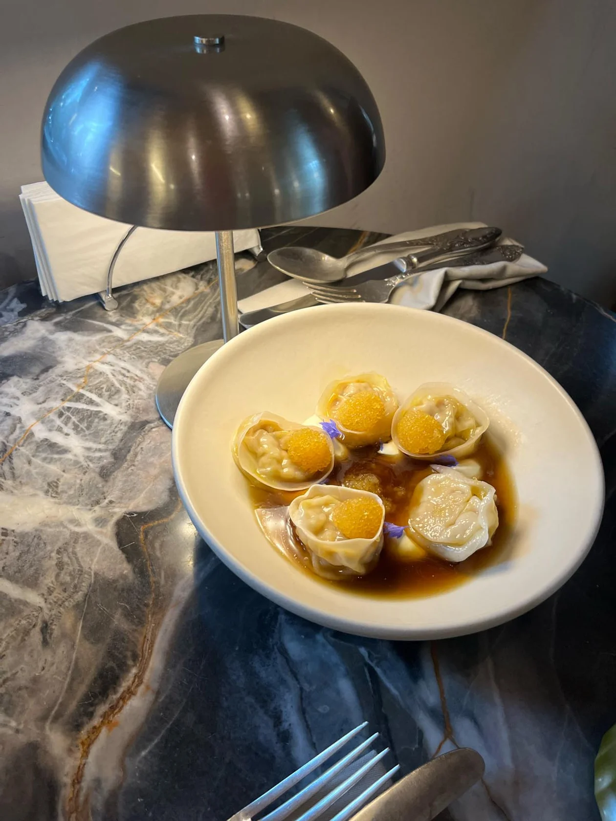 Пельмени с копченой щукой и фуагра, бульоном из грибов и сена