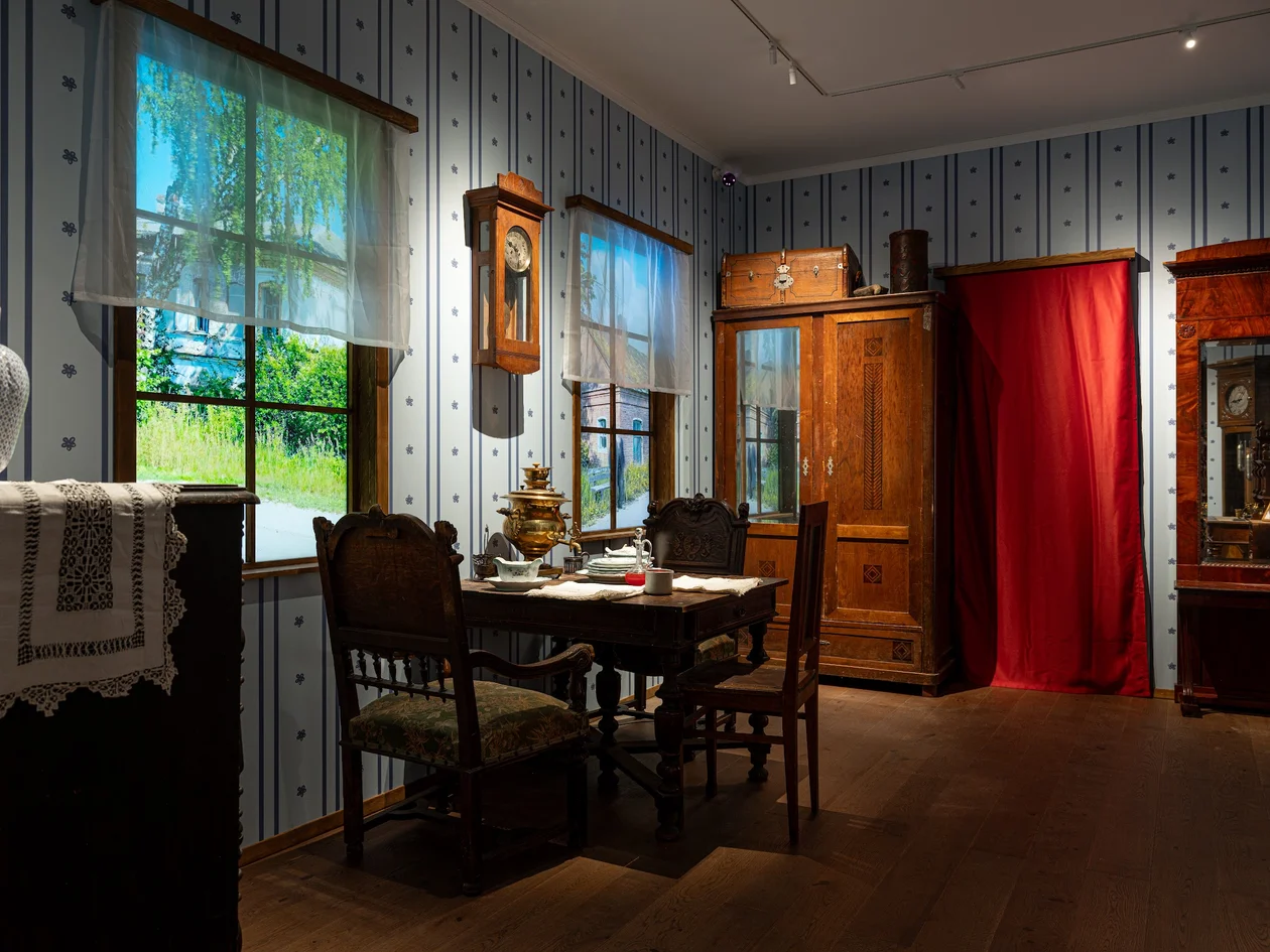 Экспозиция выставки «Марк Шагал. Радость земного притяжения»