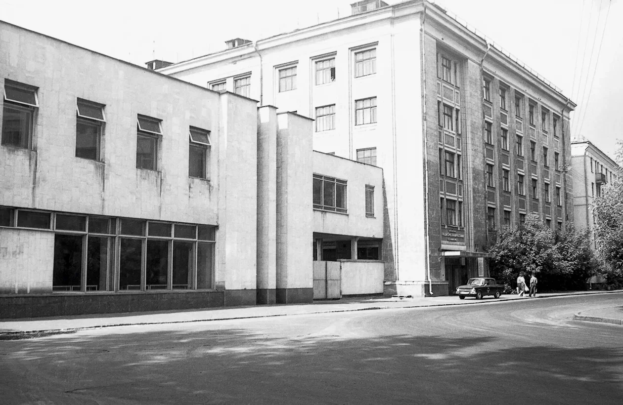 Новое и старое здания Московского радиомеханического техникума в 1-м Щипковском переулке, 1985.