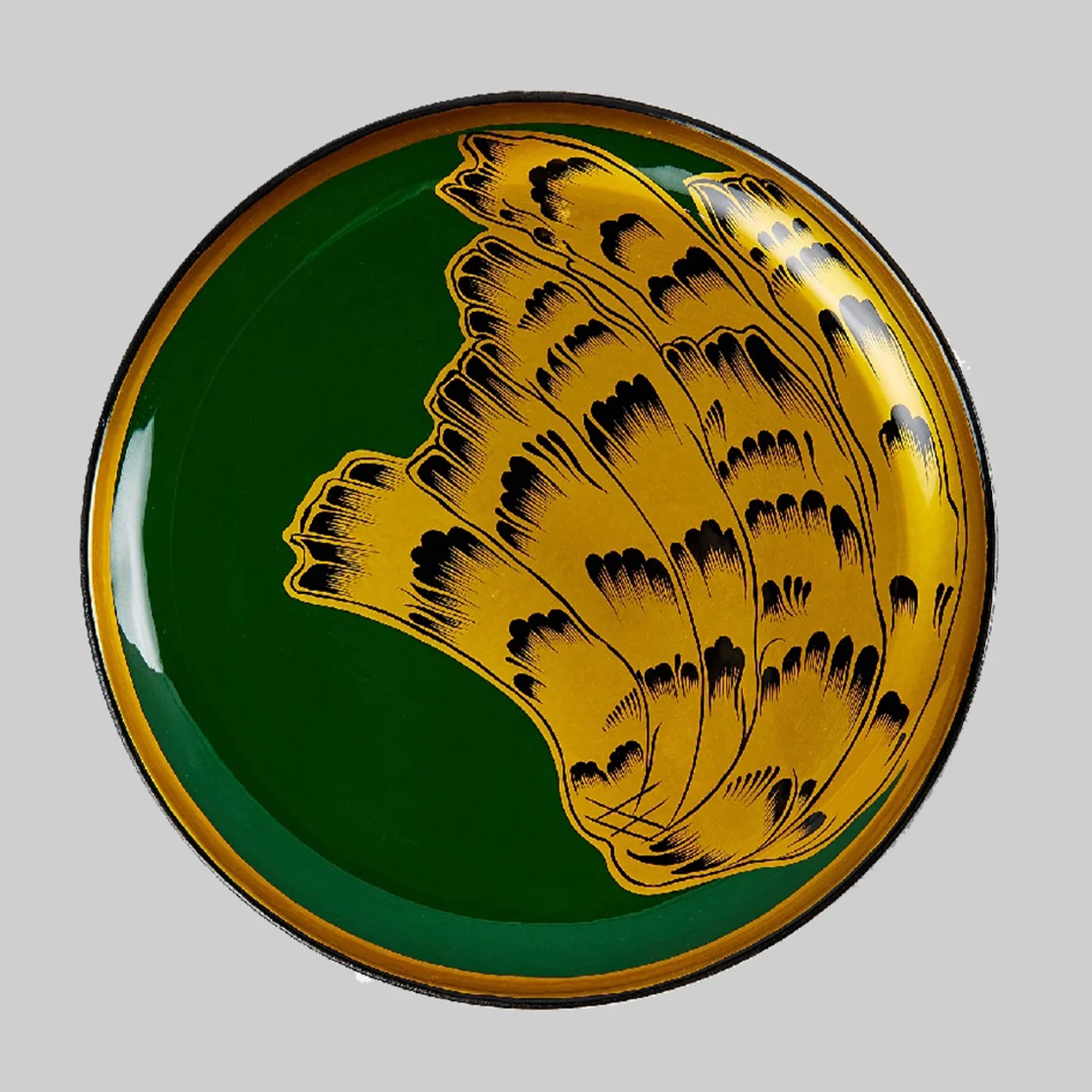 Тарелка «Золотые перья на черном» из коллекции фарфора «Хохлома × Алена Ахмадуллина»