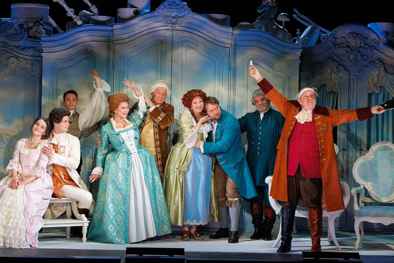 Сцена из спектакля «Расстроенная семья»