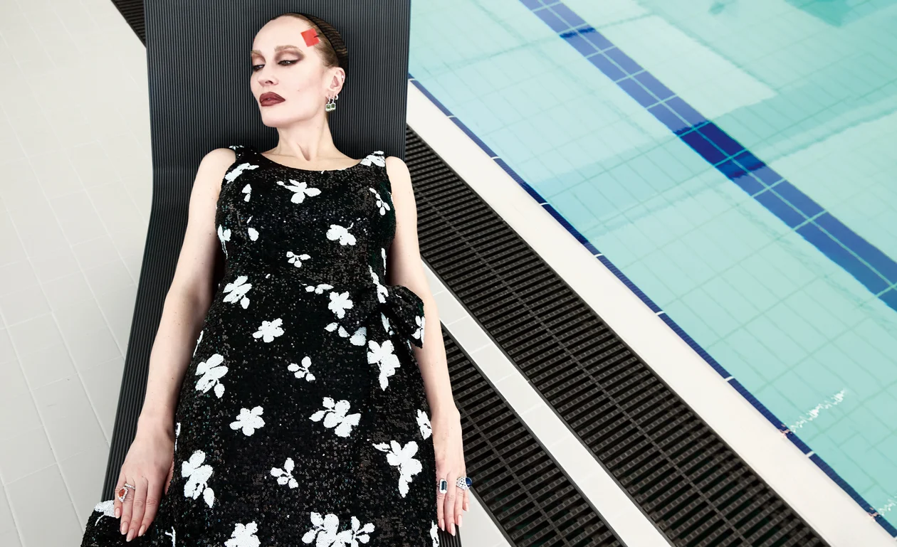 Платье, KALMANOVICH; серьги и кольца, PARURE ATELIER