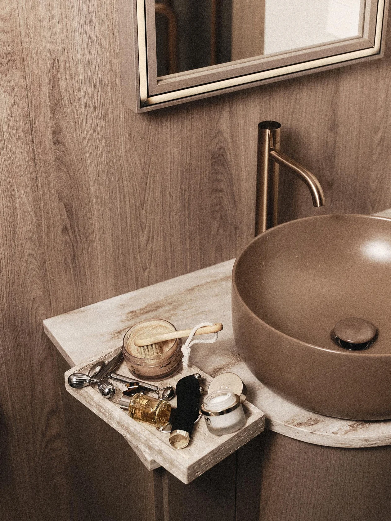 Гоммаж для тела, 200 мл, и восстанавливающая сыворотка, 30 мл, Anne Semonin; устройство с микротоковой, инфракрасной и светотерапией FAQ™ 402, Foreo; регенерирующая маска для лица Anti-Aging Care, 50 мл, Bellefontaine; поднос, Divnaya Iva