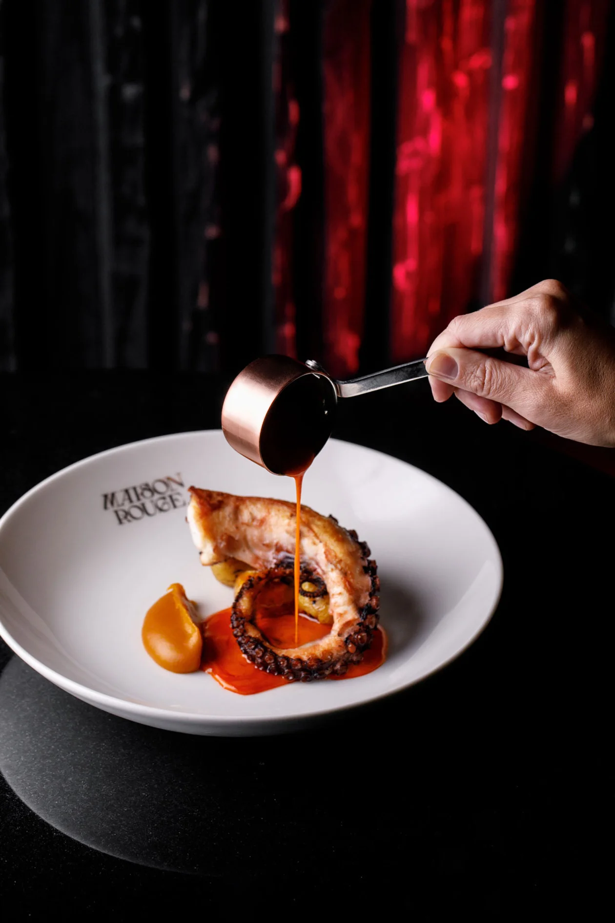 Осьминог на гриле с печеным картофелем и морковным кремом