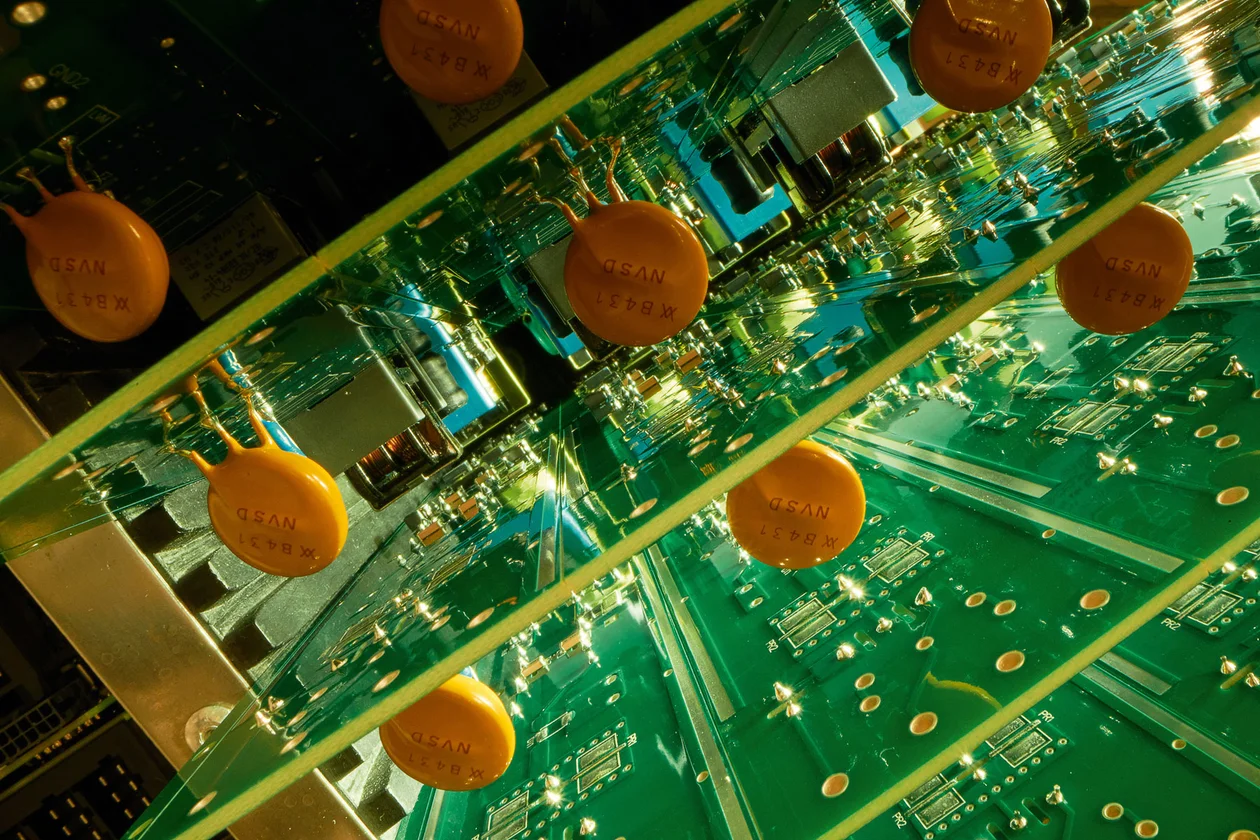 Электронные модули могут выглядеть как арт-объекты. Как их создают, покажут на экскурсии по цеху «МикроЭм Технологии»