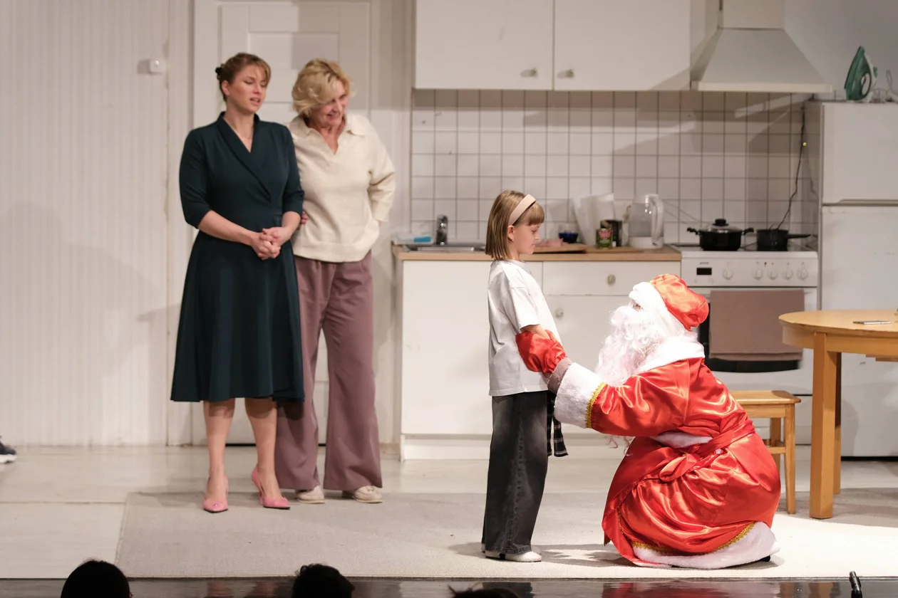 <span style="font-family:'Helvetica';font-size:12.00px;">Новогодний спектакль по пьесе Александра Цыпкина «Не скажу». На сцене дочь Анастасии Иоанна</span>