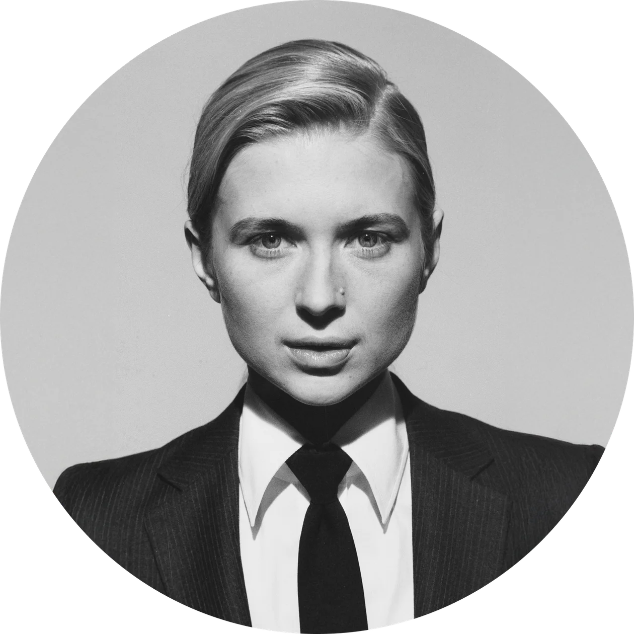 Катя Гомиашвили,фэшн-дизайнер. <br>Дочь актера Арчила Гомиашвили, сестра актрисы и галериста Нины Гомиашвили, мама Пеппи и Маши. <br>В 2000-е — хозяйка бара <br>«Люба» на «Арме».