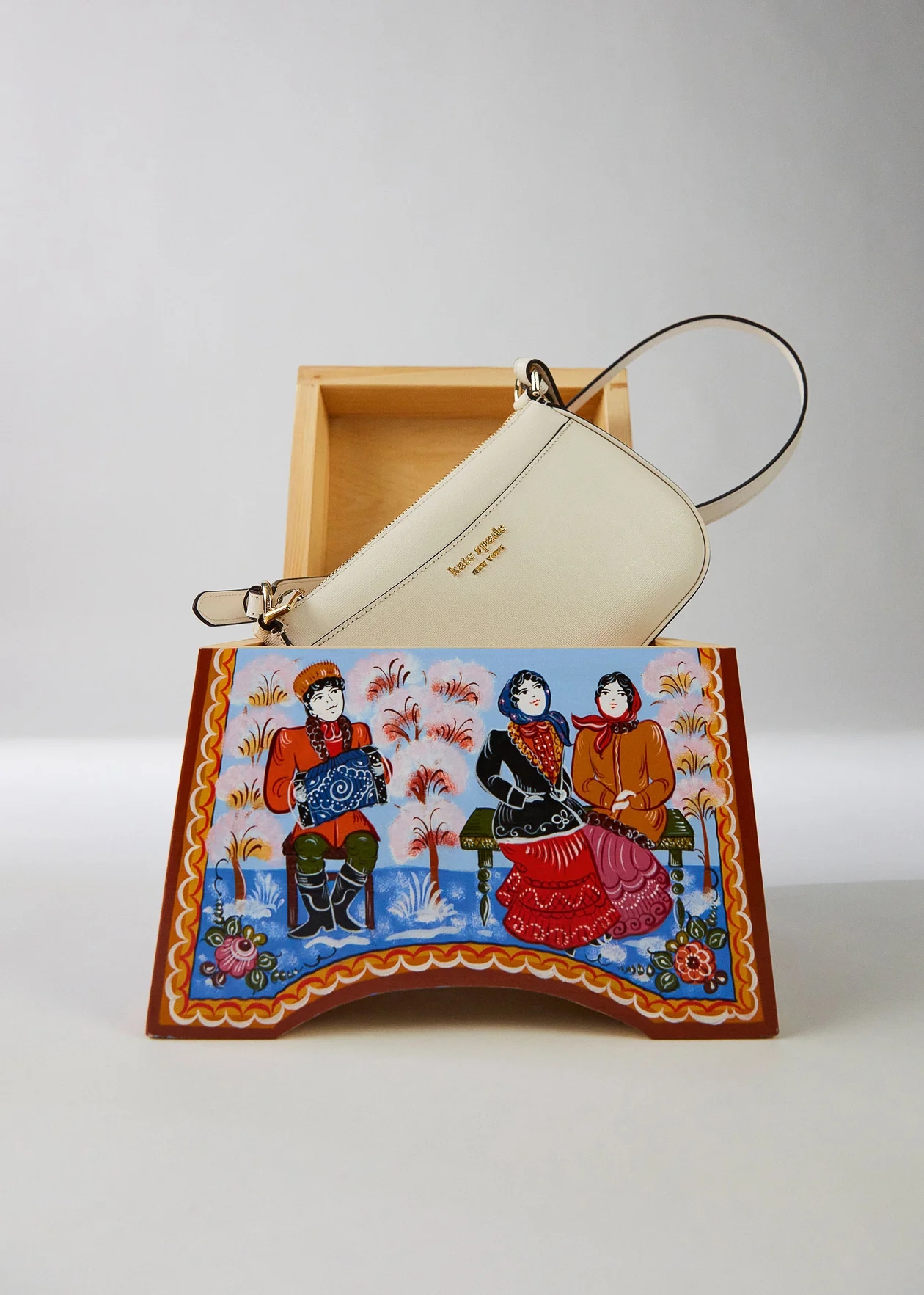 Сундучок-шкатулка, фабрика «ГОРОДЕЦКАЯ РОСПИСЬ»; сумка, KATE SPADE, ALLTIME