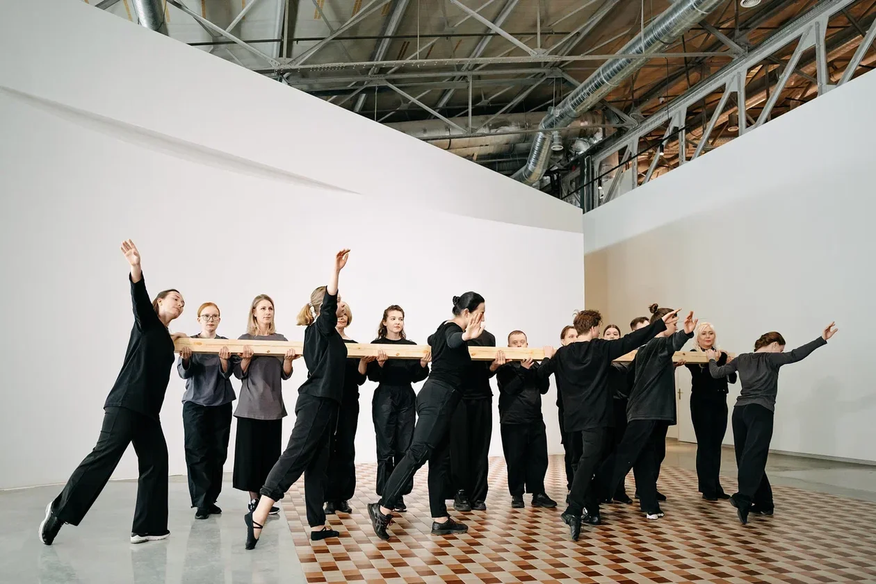 При Еврейском музее работает театральная лаборатория «Ритм.Образ. Пространство», в которой принимают участие выпускники проекта «Инклюзион. Школа». Люди с разными возможностями изучают основные театральные дисциплины и готовят перформансы