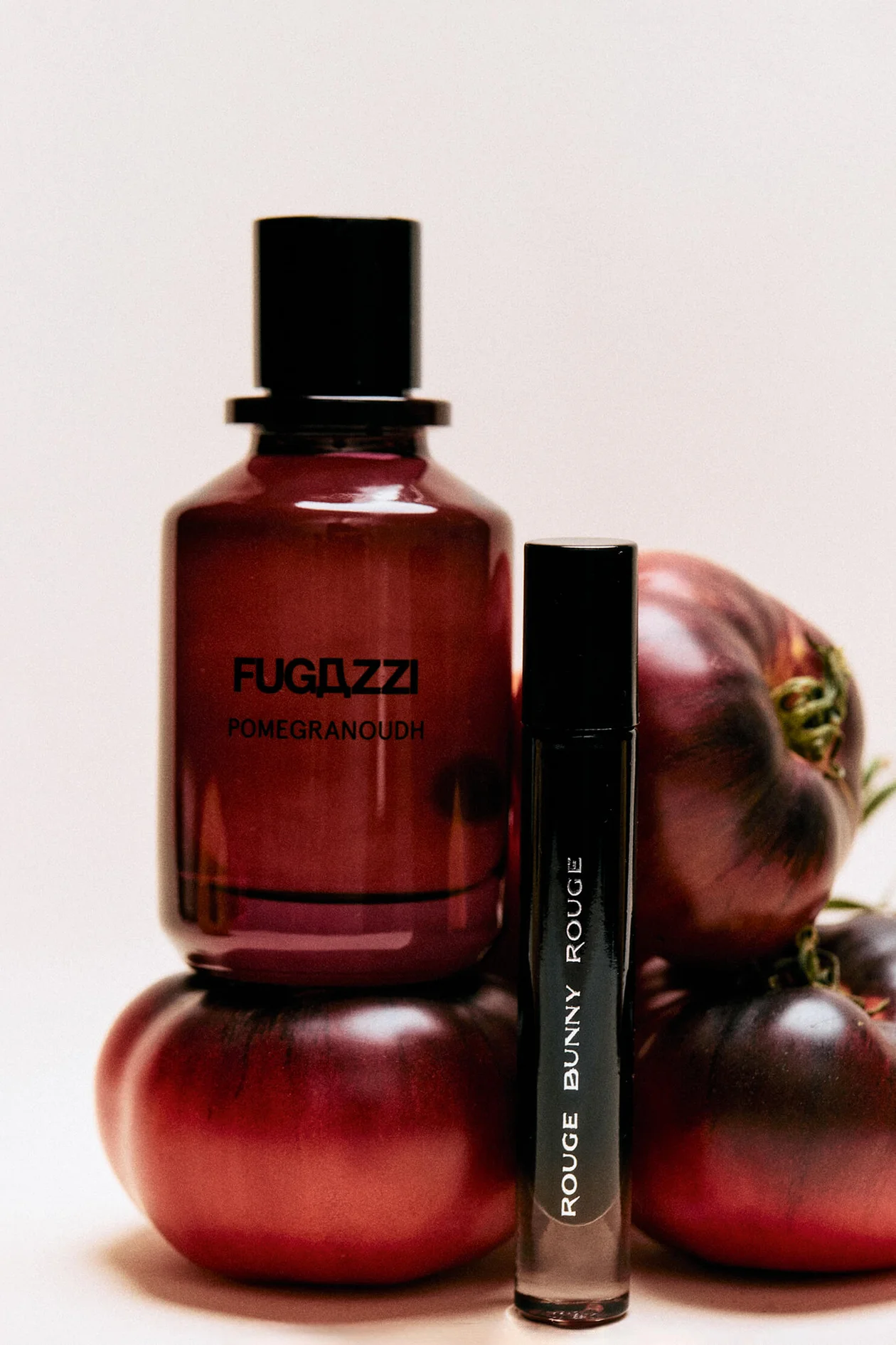 Духи Pomegranoudh, 100 мл, 22 400 руб., Fugazzi, «Рив Гош». Понятная «ниша» — яркая, глубокая (Extrait de Parfum), с характером: гранат, красные фрукты, уд, пачули и амбра. Термотушь для ресниц Instinct Mascara, 6000 руб., Rouge Bunny Rouge. Первый слой удлиняет и приподнимает ресницы, второй создает впечатляющий объем. Можно выбрать из трех оттенков: насыщенный черный, холодный коричневый и бургунди.