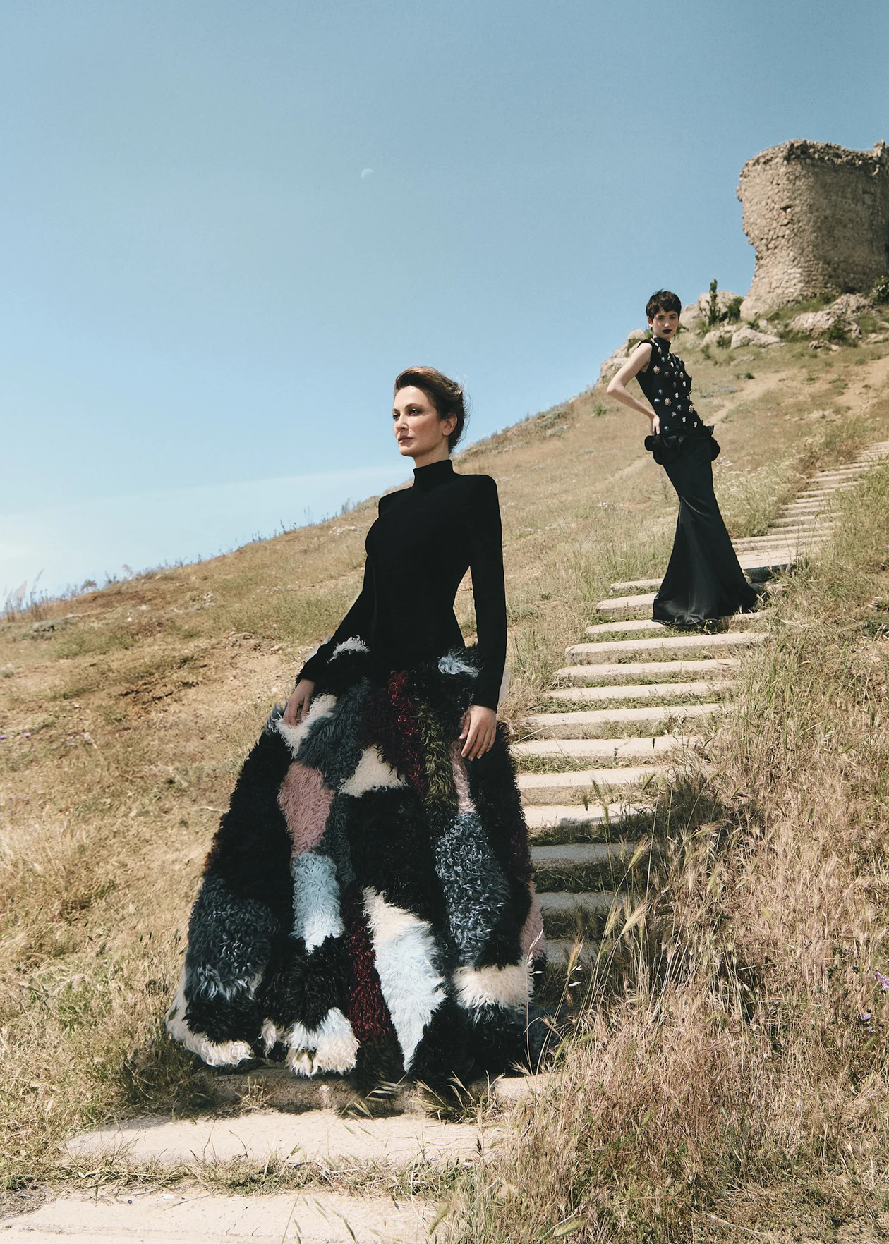 <span style="color:rgb(35,31,32);">На Снежанне и Софье: платья YORGOS</span>