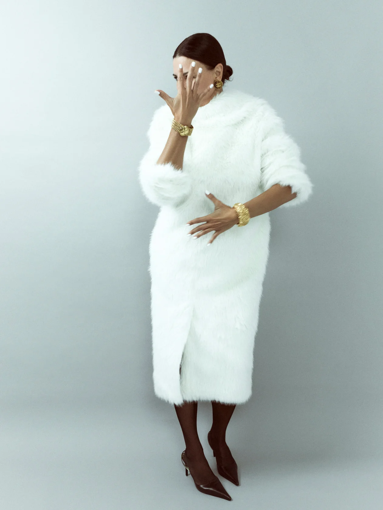 На Полине: шуба, 12 STOREEZ; туфли, CHANEL;колготки, FALKE; серьги и браслеты,все CHANEL, VINTAGE VOYAGE