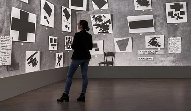 Искусство вне времени и пространства: от Дали и Малевича до вышивки и стрит-арта