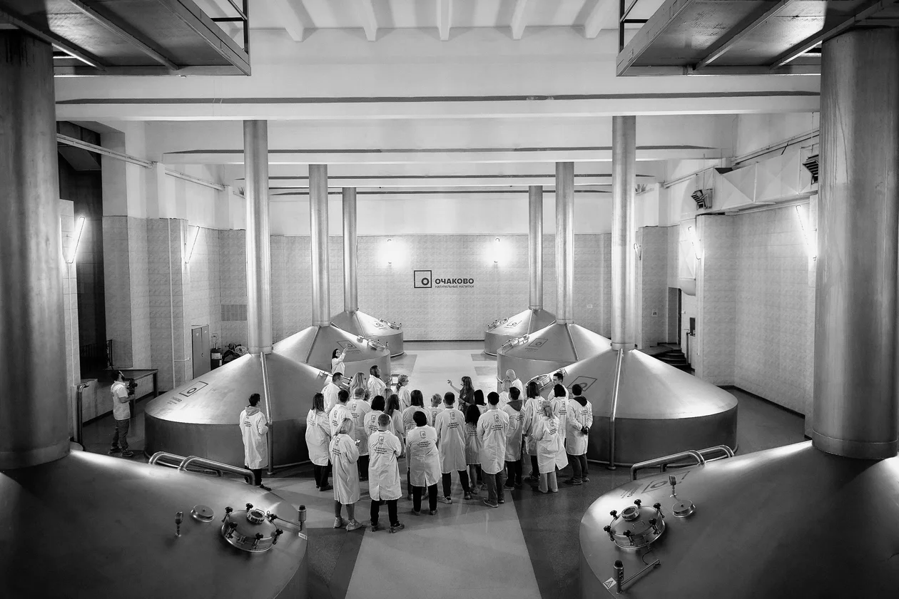 Москва входит в топ-3 крупнейших городских экономик мира, опережая Шанхай, Токио, Пекин. По итогам 2024 года объем инвестиций в основной капитал столицы превысил 8,1 трлн рублей. Больше трети из них вложены в высокотехнологичную промышленность