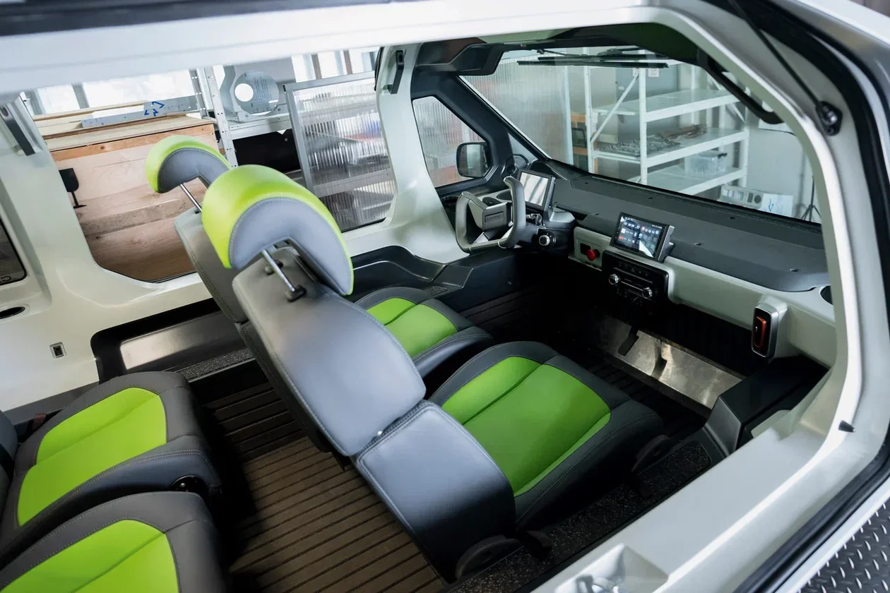 В салоне вездехода четыре кресла, которые можно развернуть лицом друг к другу или трансформировать в два спальных места