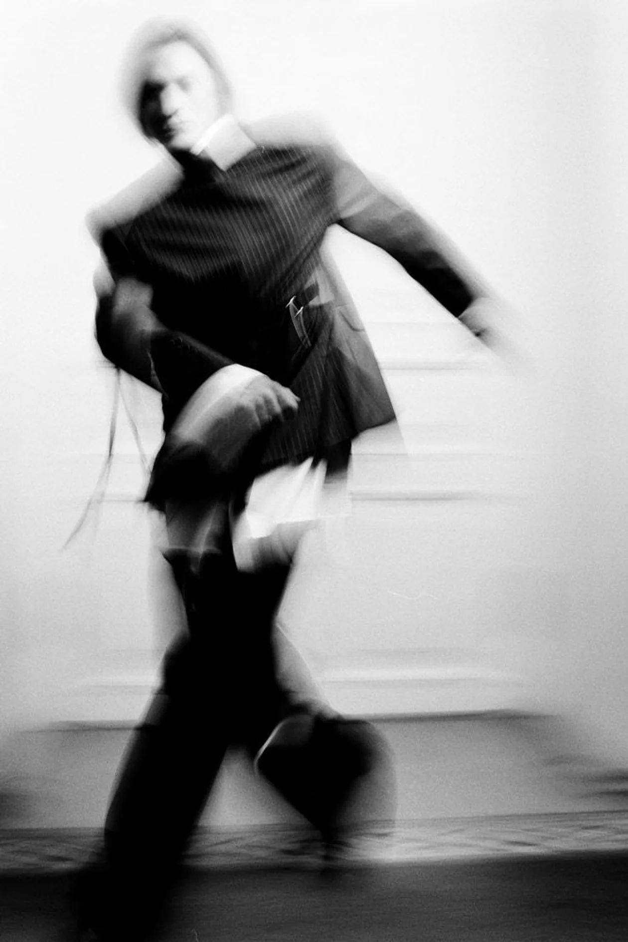 Пиджак и рубашка, <strong>ANN DEMEULEMEESTER</strong>, брюки, <strong>RICK OWENS</strong>, ботинки, <strong>DRIES VAN NOTEN</strong>, все <strong>ЦУМ</strong>. Источник: Александр Калинин / Москвичка