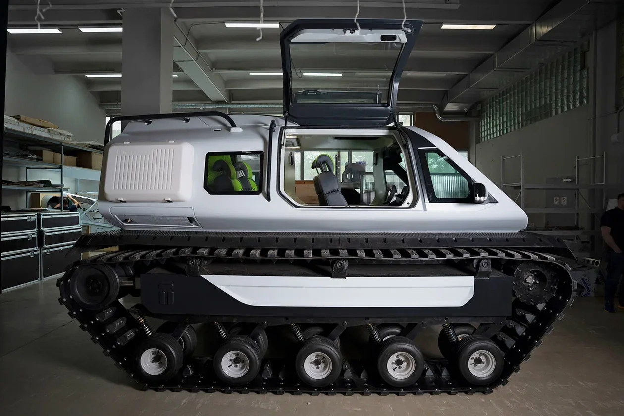 Terranica Expedition может ездить по болотами свежевыпавшему снегу, взбираться на крутые склоны и преодолевать водные преграды на скорости до 8–10 км/ч 