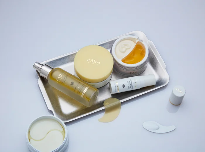 Слева направо: патчи с коллагеном для области вокруг глаз White Truffle Intensive The Real Eye Patch. Мультифункциональная спрей-сыворотка White Truffle First Spray Serum. Витаминные патчи с эффектом осветления для области вокруг глаз Vita Toning Eye Patch. Двойной крем для лица для увлажнения и питания White Truffle Double Serum &amp; Cream. Мультифункциональный стик-бальзам для борьбы с морщинами Double Serum All In One Multi.